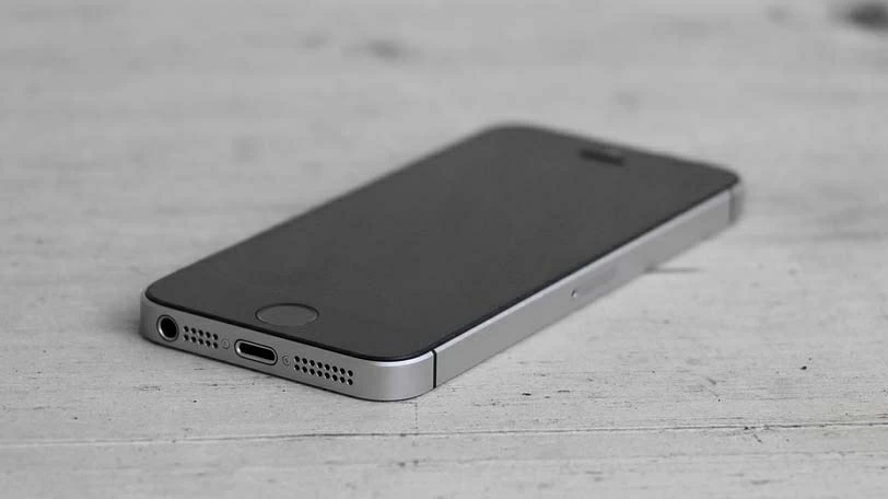 iPhone SE is locked completely after guessing too many incorrect passcode